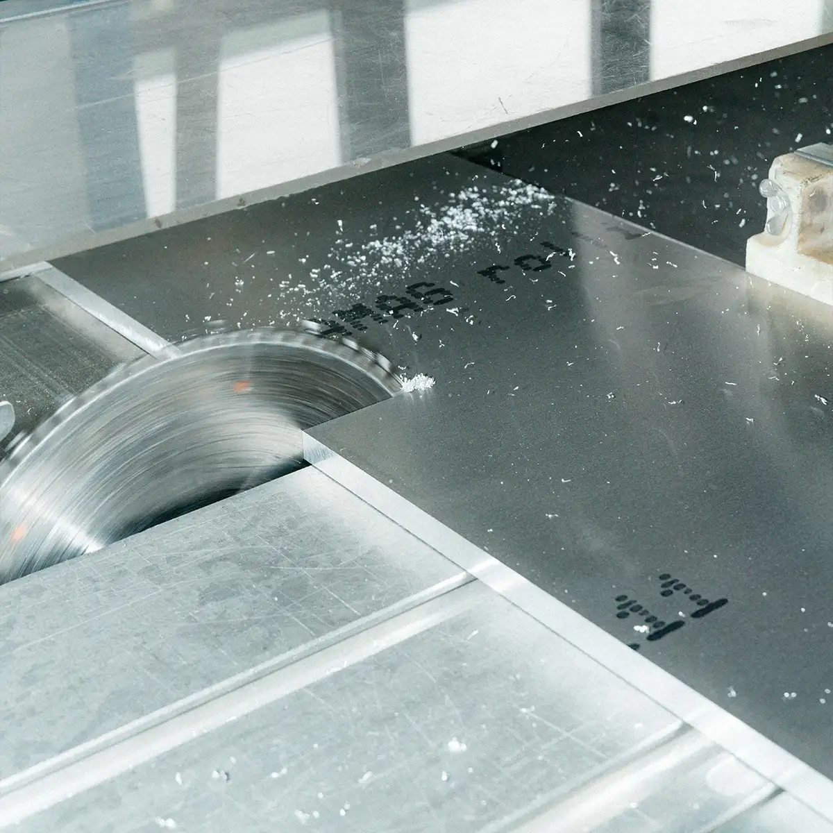 Kreissäge schneidet durch 12mm Aluminiumblech.